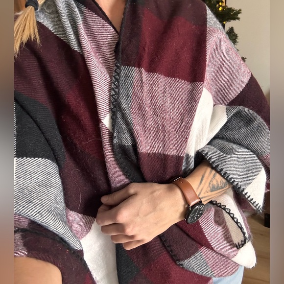 Ladies shawl ✨ - Picture 1 of 5